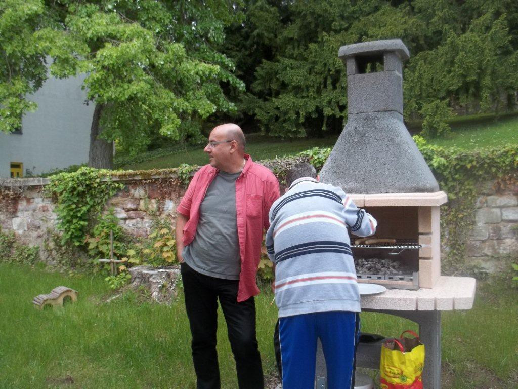 Herr M. und Herr M. beim Grillen Foto N.Dietrich